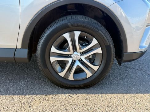 Used 2018 Toyota RAV4 LE FWD image 7