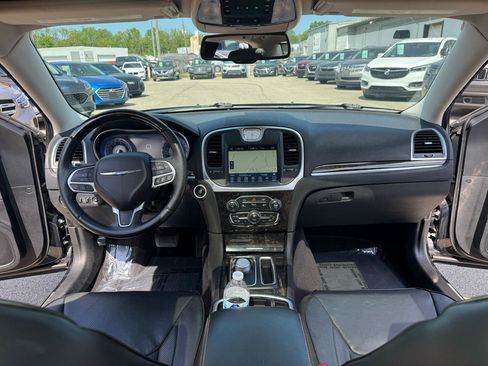 Used 2017 Chrysler 300 C w/ Safetytec Plus Group image 23