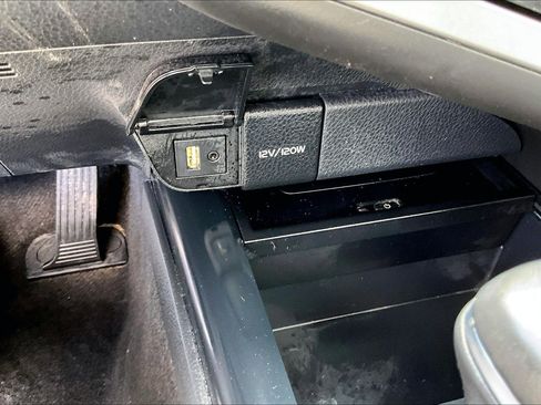 Used 2019 Toyota Camry L image 34