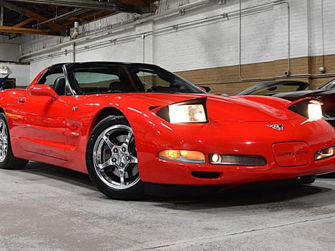 Used 2003 Chevrolet Corvette Coupe w/ Preferred Equipment Group RWD image 2