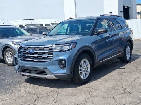 Used 2025 Ford Explorer Active w/ Active Comfort Package RWD image 2