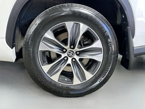 Used 2021 Toyota Highlander XLE AWD/4WD image 33