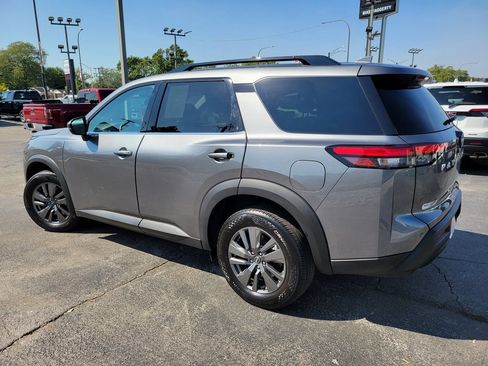 Used 2024 Nissan Pathfinder SV image 6
