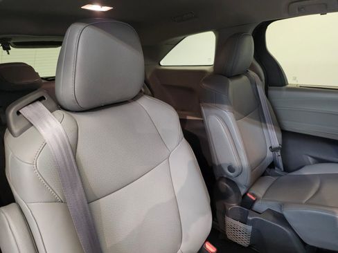 Used 2021 Toyota Sienna XLE image 18