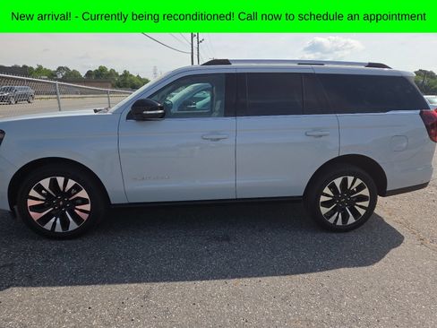 Used 2025 Ford Expedition Platinum w/ Driver's Package AWD/4WD image 4