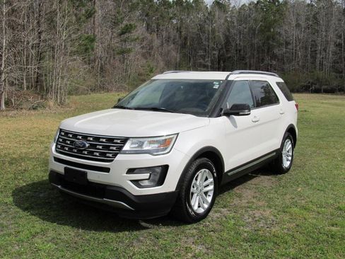 Used 2017 Ford Explorer XLT w/ Equipment Group 202A image 2