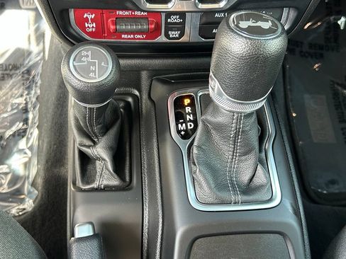 Used 2024 Jeep Wrangler Unlimited Rubicon AWD/4WD image 32