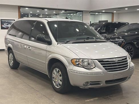 Used 2005 Chrysler Town & Country Limited image 3