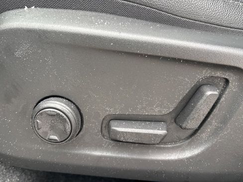 Used 2021 Volvo XC40 T5 Momentum w/ Premium Package image 18