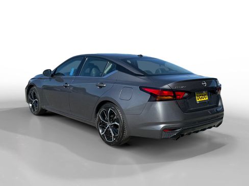 Used 2024 Nissan Altima 2.5 SR FWD image 3