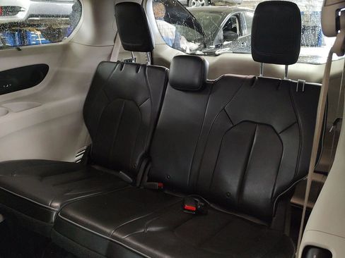 Used 2019 Chrysler Pacifica Limited image 23