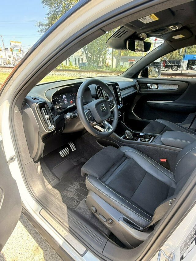 Used 2022 Volvo XC40 T5 R-Design w/ Advanced Package AWD/4WD image 8