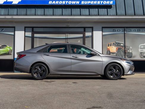 Used 2023 Hyundai Elantra SEL image 3