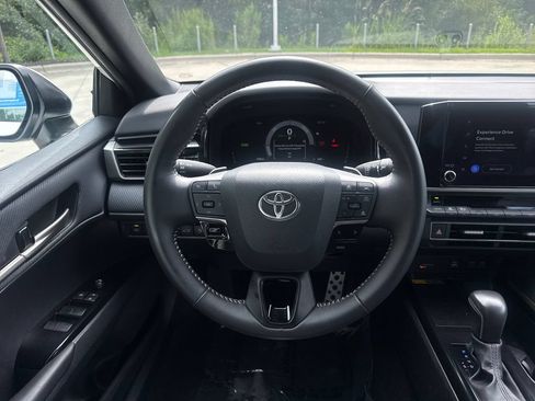 Used 2025 Toyota Camry SE FWD image 19