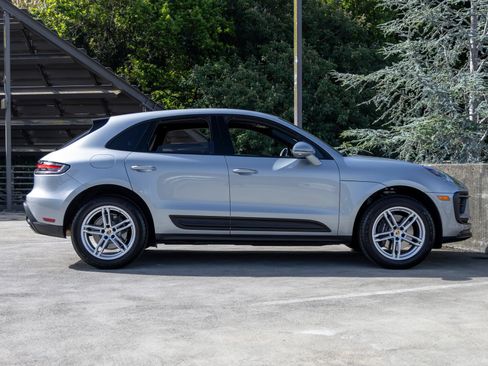 Certified 2025 Porsche Macan AWD/4WD image 12