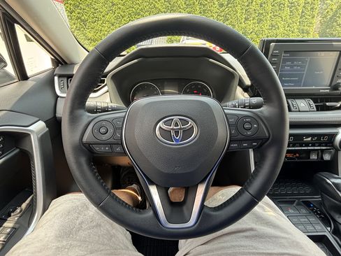 Used 2020 Toyota RAV4 XLE Premium AWD/4WD image 18