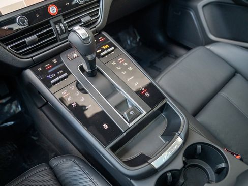 Certified 2025 Porsche Macan image 18