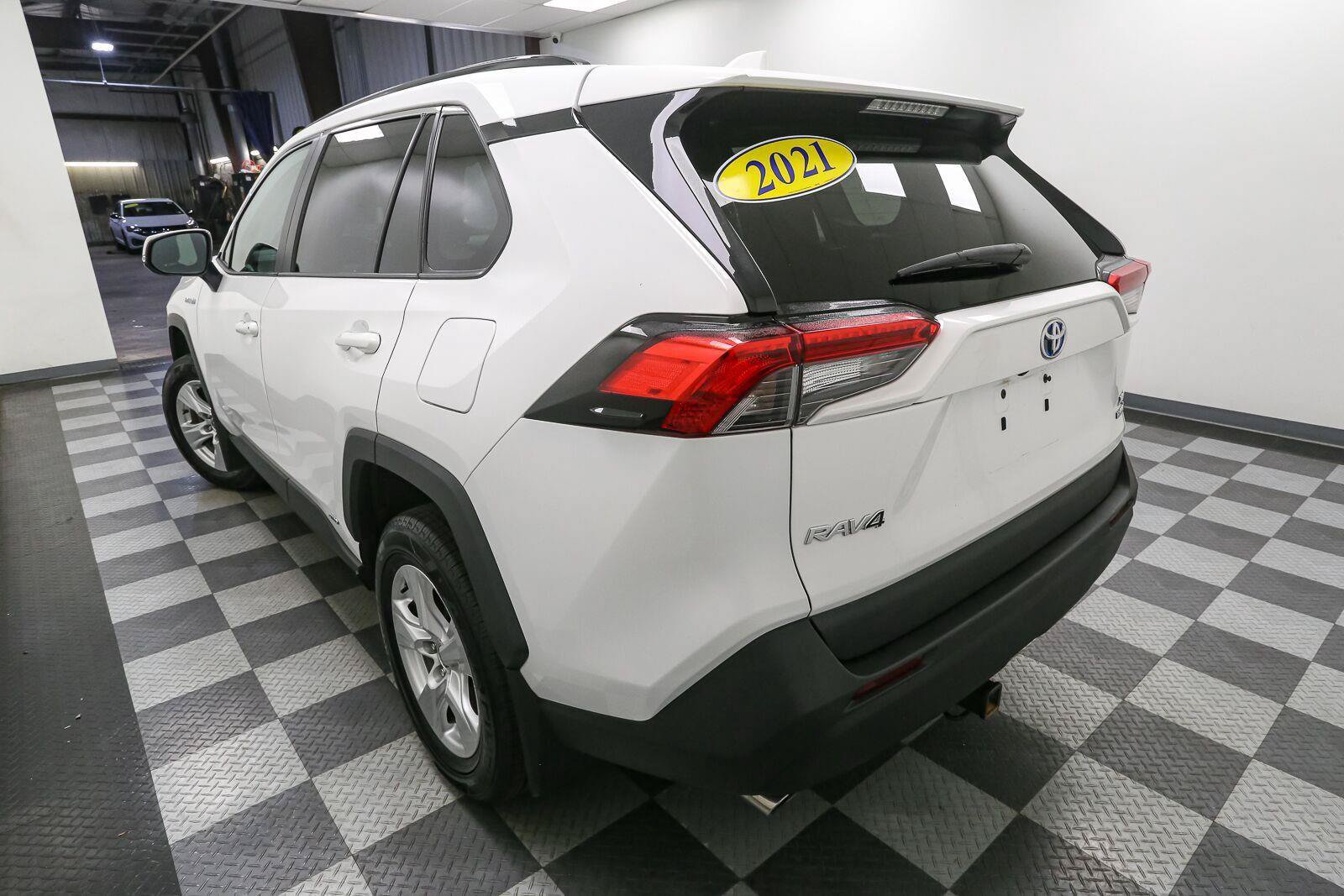 Used 2021 Toyota RAV4 XLE AWD/4WD image 10