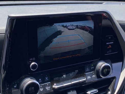 Certified 2024 Toyota Highlander XLE FWD image 6