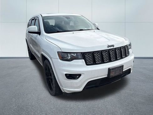 Used 2018 Jeep Grand Cherokee Altitude AWD/4WD image 4