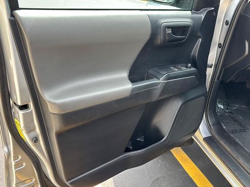 Used 2019 Toyota Tacoma SR AWD/4WD image 11