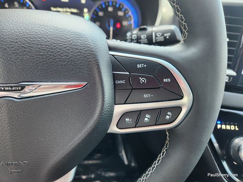 Used 2025 Chrysler Pacifica Select FWD image 37