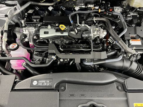 Used 2025 Toyota Prius LE image 32