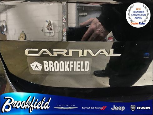 Used 2023 Kia Carnival LX image 10