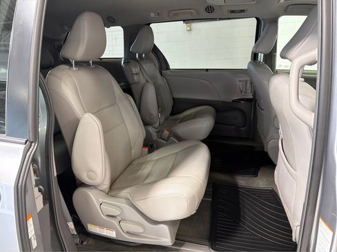 Used 2018 Toyota Sienna XLE Premium FWD image 16