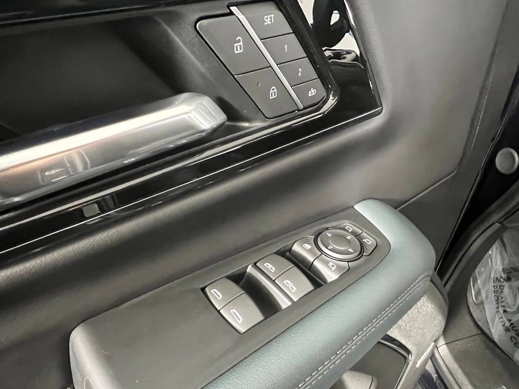 Used 2025 GMC Yukon XL AT4 AWD/4WD image 20