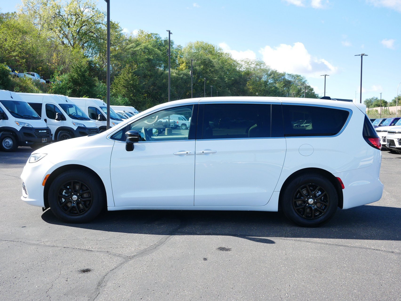 Used 2024 Chrysler Pacifica Touring-L FWD image 6