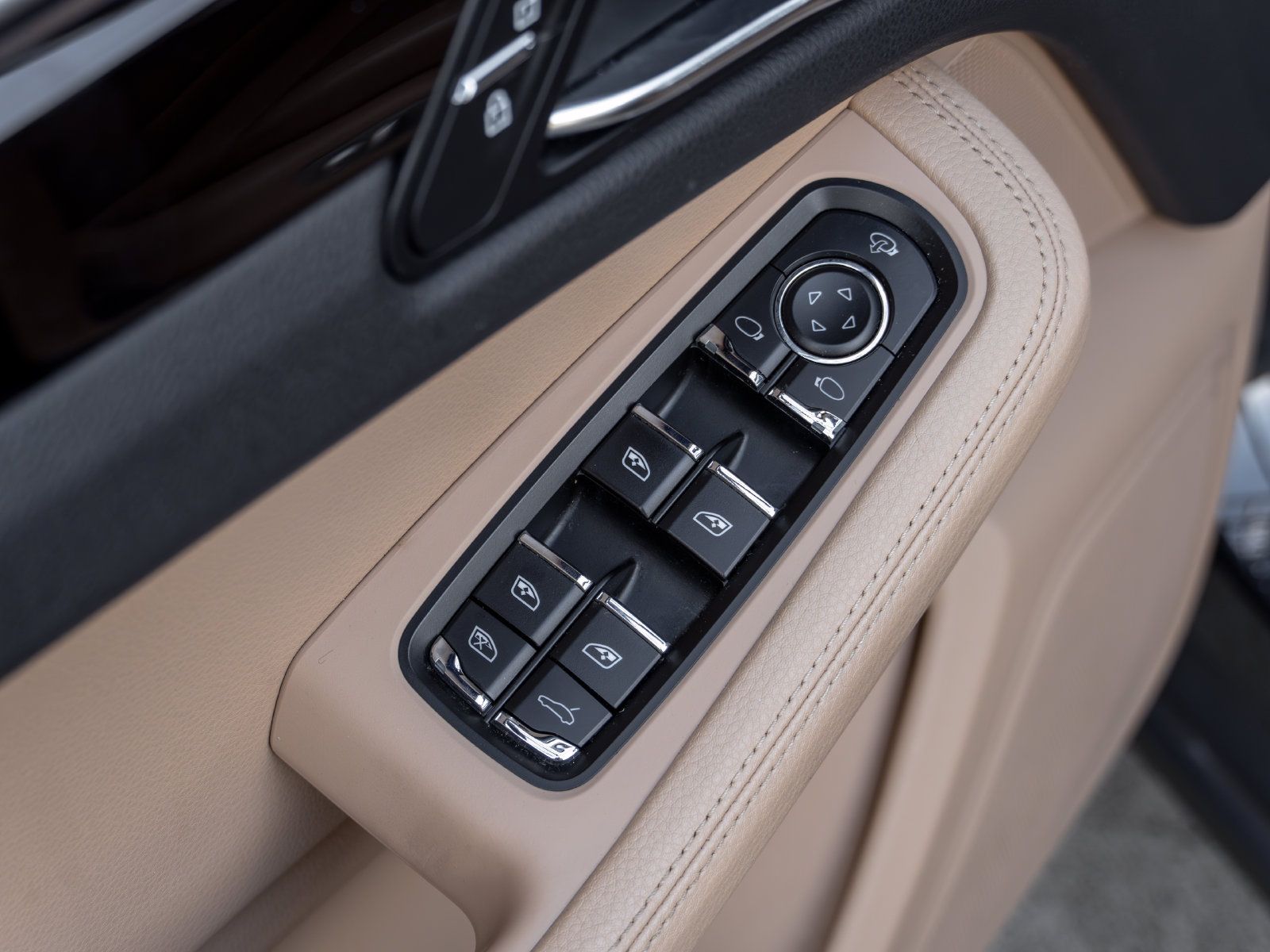 Certified 2023 Porsche Macan AWD/4WD image 23