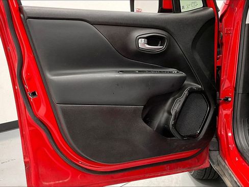 Used 2018 Jeep Renegade Altitude w/ Advanced Technology Group image 20