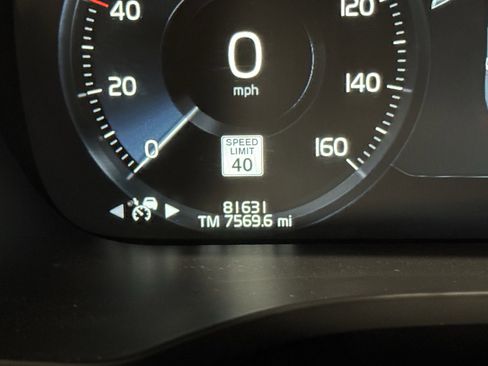 Used 2018 Volvo XC60 T6 Momentum w/ Convenience Package image 8