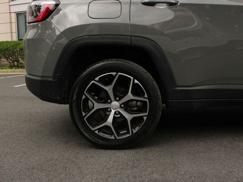 Used 2024 Jeep Compass Latitude AWD/4WD image 5