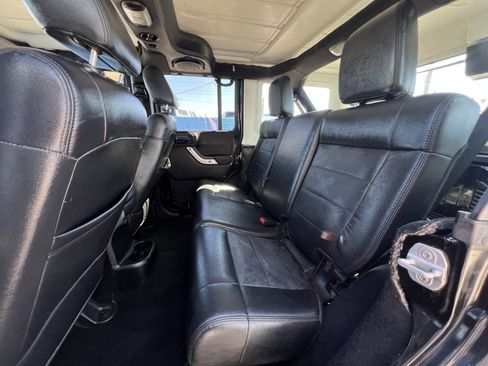 Used 2012 Jeep Wrangler Unlimited Rubicon w/ Connectivity Group image 19