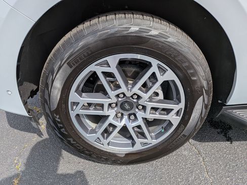 Used 2025 Ford Expedition Active AWD/4WD image 9