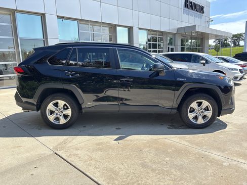 Used 2021 Toyota RAV4 LE AWD/4WD image 10