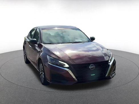 Used 2025 Nissan Altima 2.5 SV FWD image 3