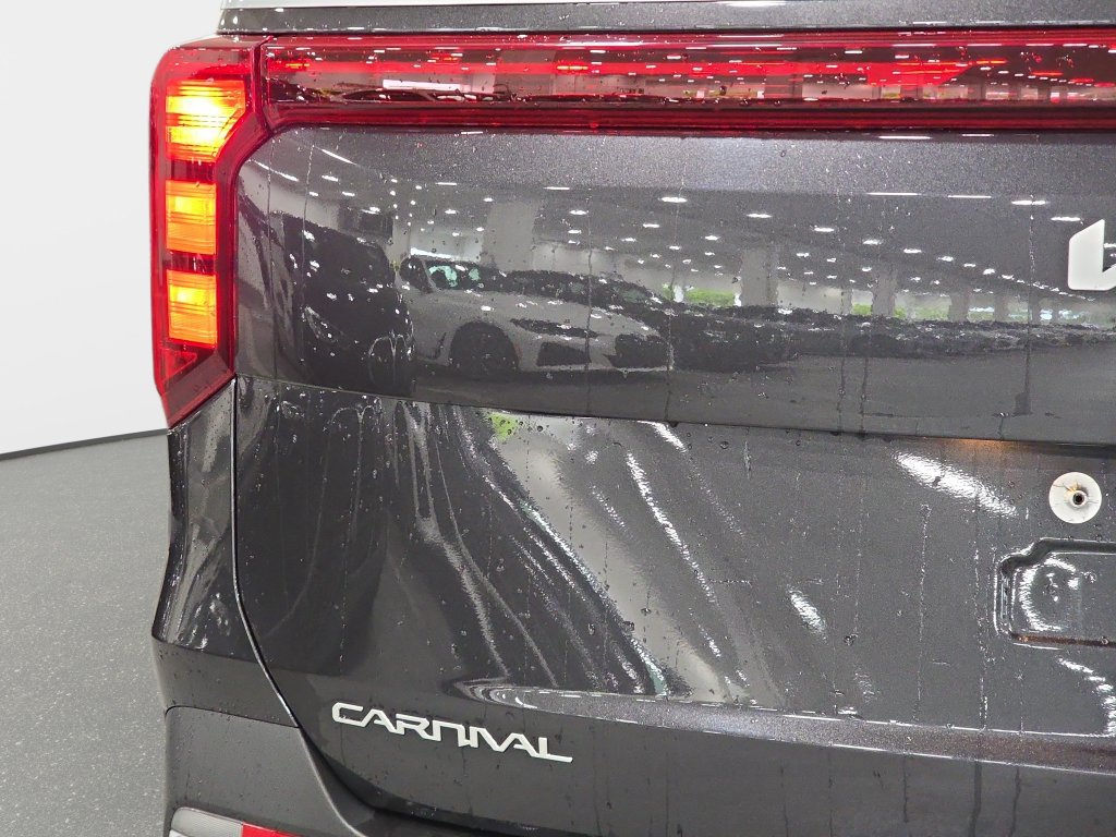 Used 2025 Kia Carnival EX FWD image 24