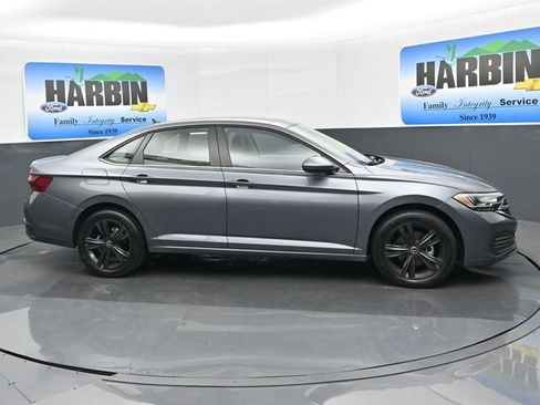 Used 2024 Volkswagen Jetta SE FWD image 7