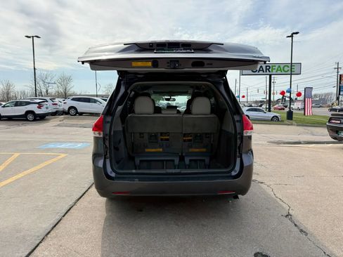 Used 2012 Toyota Sienna XLE image 12