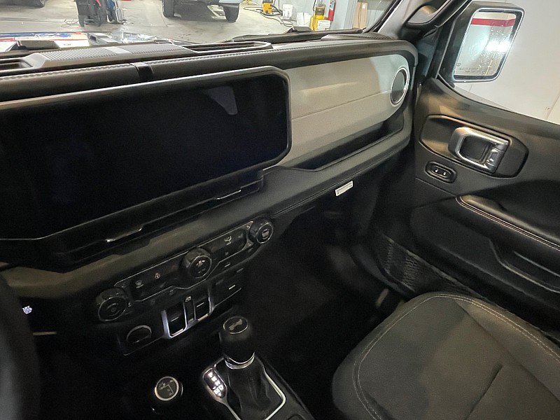 Used 2026 Jeep Wrangler Unlimited Sahara AWD/4WD image 11