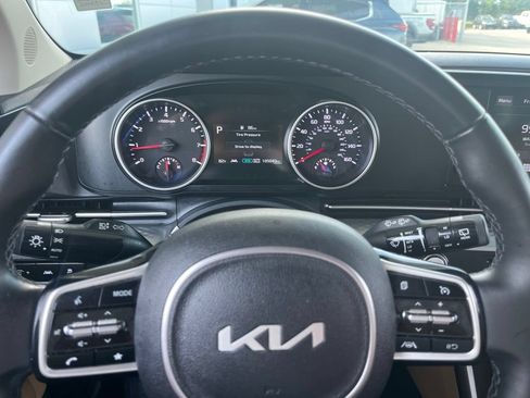 Used 2023 Kia Carnival LX FWD image 11
