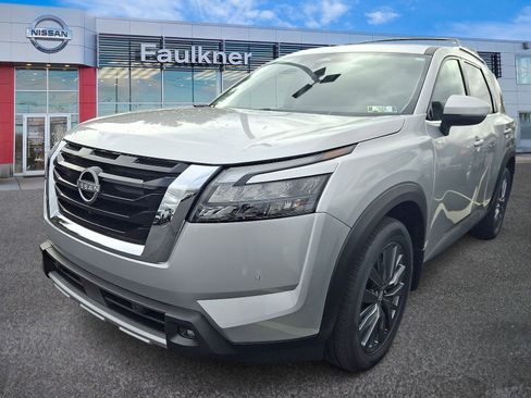 New 2025 Nissan Pathfinder SL image 3