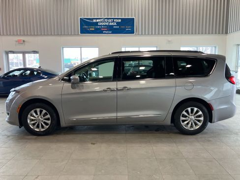 Used 2018 Chrysler Pacifica Touring-L w/ Advanced Safetytec Group image 8