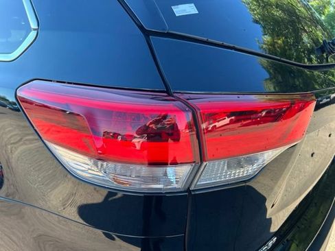 Used 2018 Toyota Highlander Limited Platinum AWD/4WD image 11