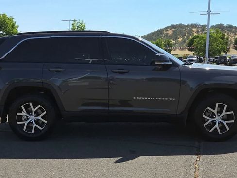 Used 2025 Jeep Grand Cherokee Limited w/ Trailer Tow Package AWD/4WD image 9