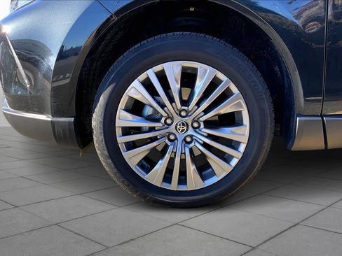 Used 2022 Toyota Venza Limited image 10