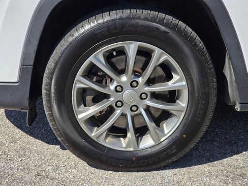 Used 2019 Jeep Cherokee Latitude Plus w/ Cold Weather Group AWD/4WD image 10